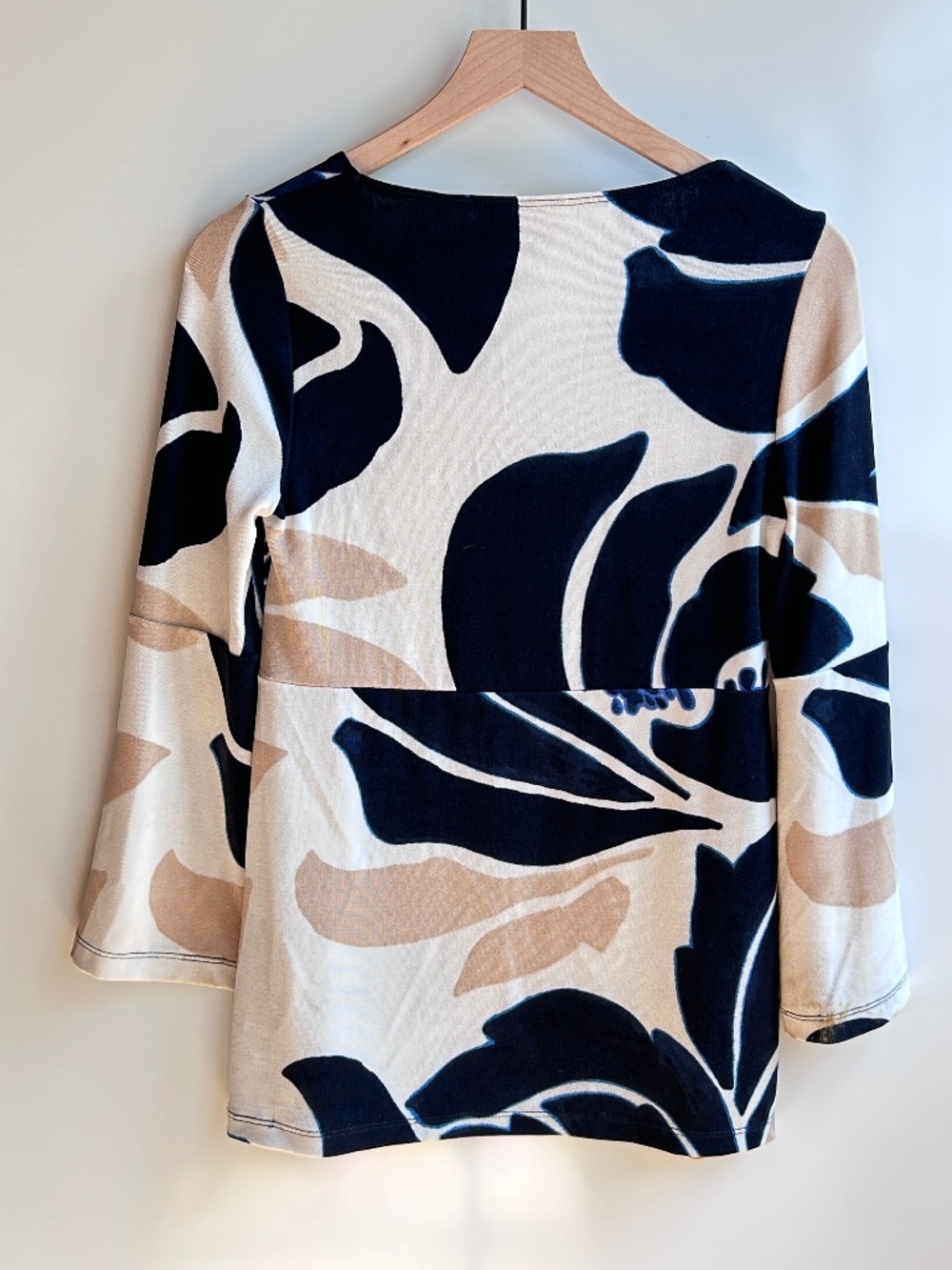 Chico’s Travelers Floral Tunic Top Navy Beige Size 00P Small P - Picture 2 of 4